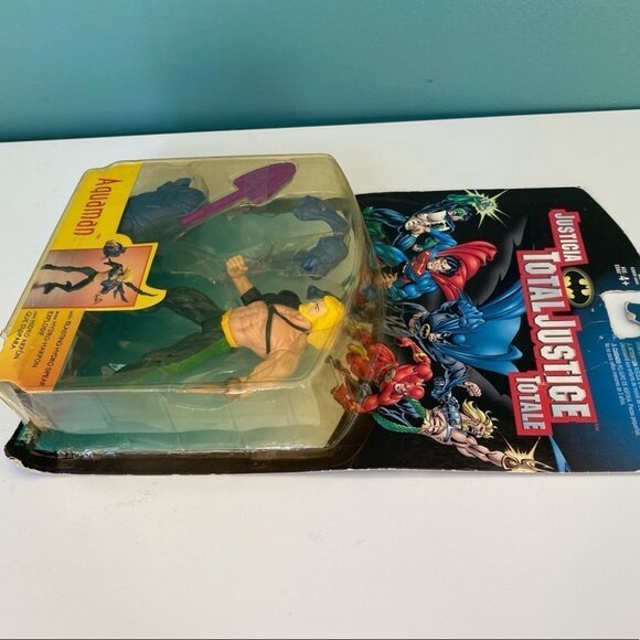 KENNER 1996 Batman Total Justice 5” Action Figure - Aquaman Blasting Hydro Spear - Picture 7 of 7